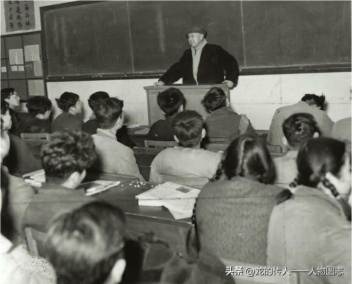 1961年冬，钱学森给中国科学技术大学学生上课