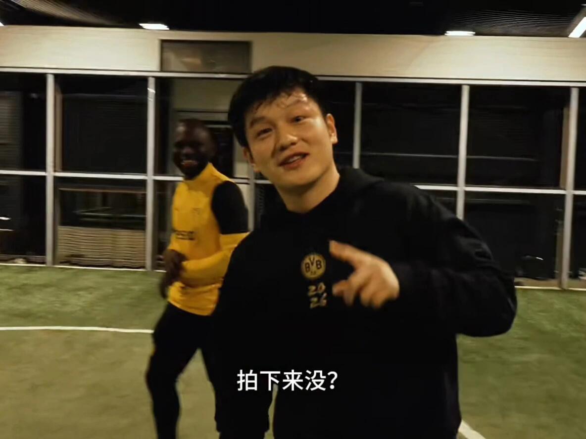 东哥好可爱，反复确定拍下来没有，变身踢球下王子，一定要记录下来，自己好看啊！
都