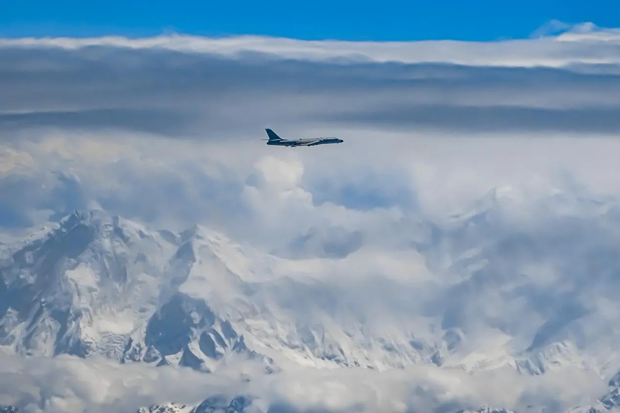 轰6K飞越雪山 ​​​