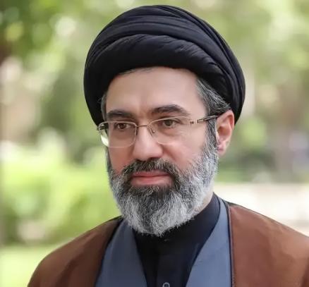 中东局势彻底爆发！美军的地面部队眼看就要出动了，结果伊朗最高领袖来了个“只闻其声