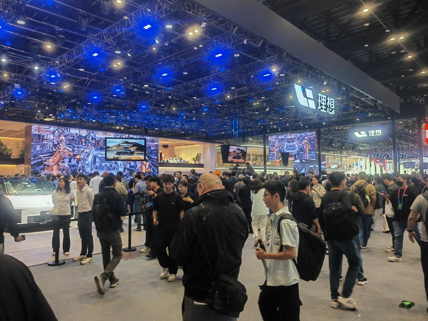 2026北京车展 理想展台，人山人海，热闹非凡。北京范儿e 起打卡美好顺义202