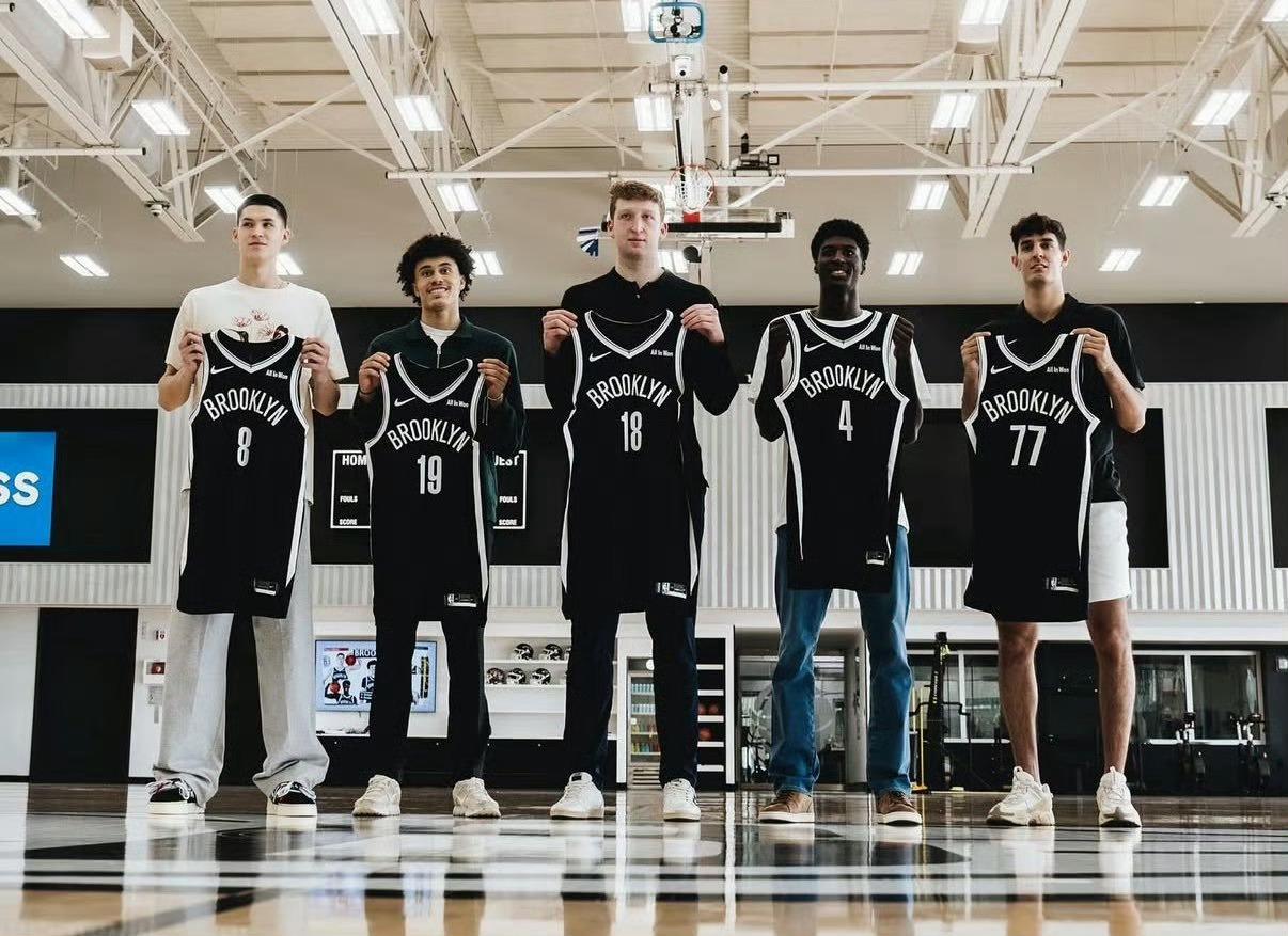 另外，今天小破网五个新秀都上场得分，队史自1991年以来首次。布鲁克林篮网NBA
