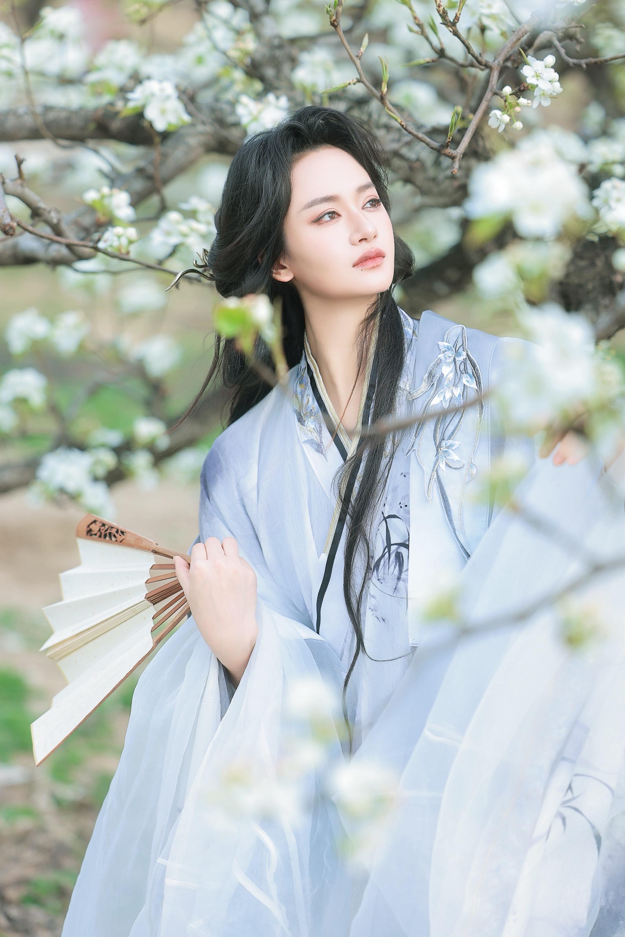 庭中梨花三千树，再无一朵入我心。摄/后：我