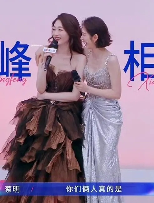 唐艺昕太用心了，为了浪姐的音乐会准备了两套礼服 