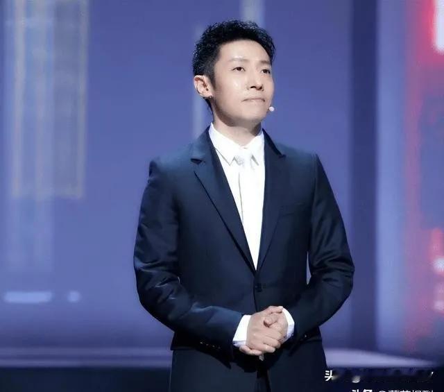央视十大优秀主持人

第十名：朱广权（稳重大方，思维敏捷）

第九名：朱迅（活泼