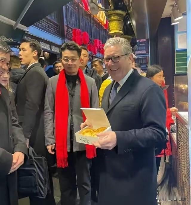 斯塔默从中国回去后，立即做出了一个决定，他认为不光中国人需要英语，英国人也应该学