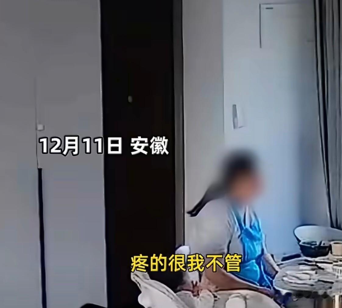 偶然刷到一视频，安徽一对夫妻吵架了，妻子情绪失控，拿起小细棍要打丈夫。丈夫最开始