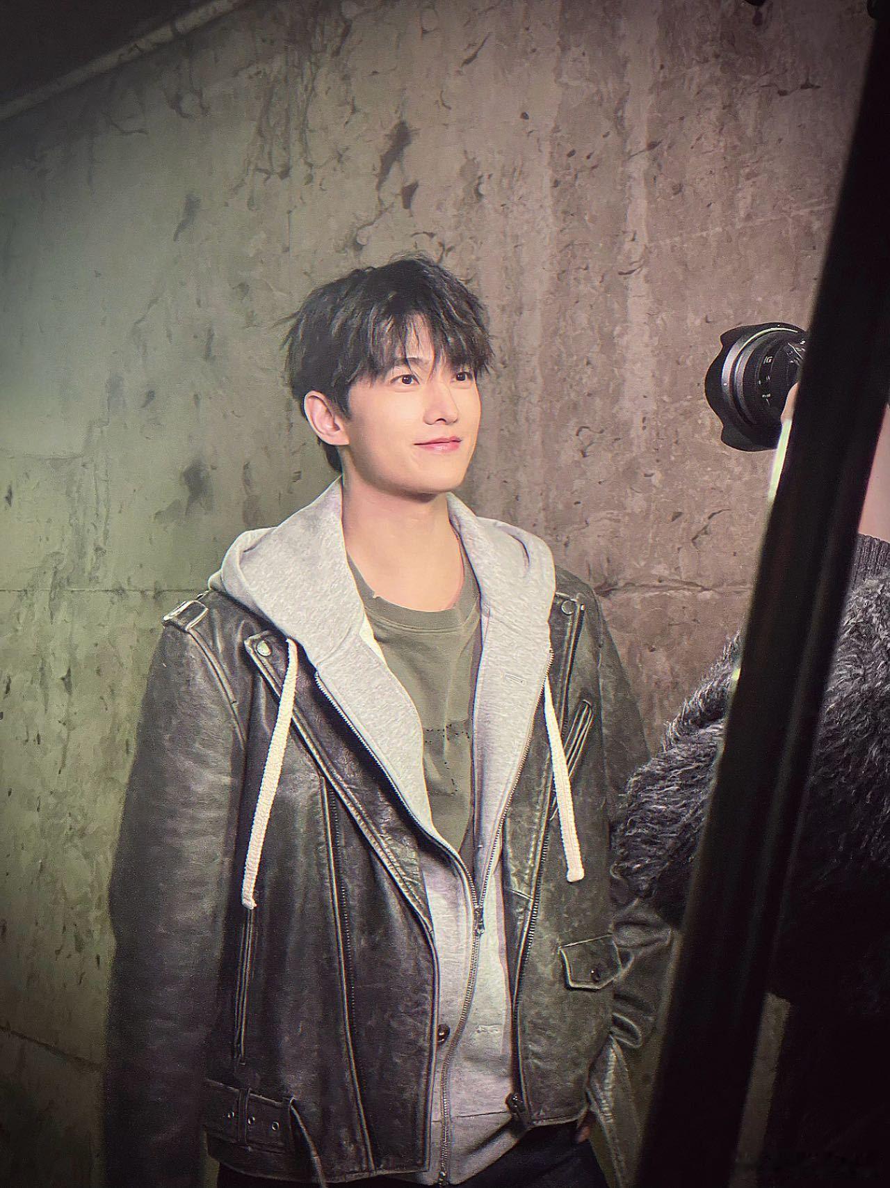 这跟杨洋亲我有什么区别 杨洋片场名场面甜到上头，吐槽镜头近得像要亲脸，破碎感与搞