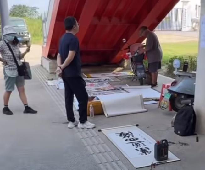 沈巍一走，王大师炸了！

你说神不神奇？平时在昆山花桥那条街上，沈巍一摆摊，人山
