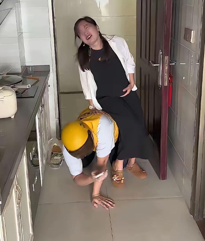 🐒门开了，孕妇伸手接外卖，突然一声闷哼，身子往下蹲。 小哥扔了外卖，跪趴在地：
