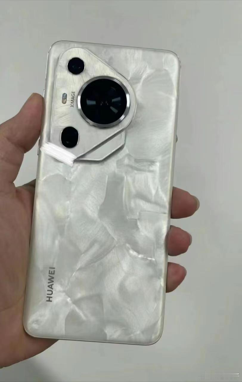 华为年度旗舰P70真机曝光，后置摄像头辨识度拉满！ ​​​