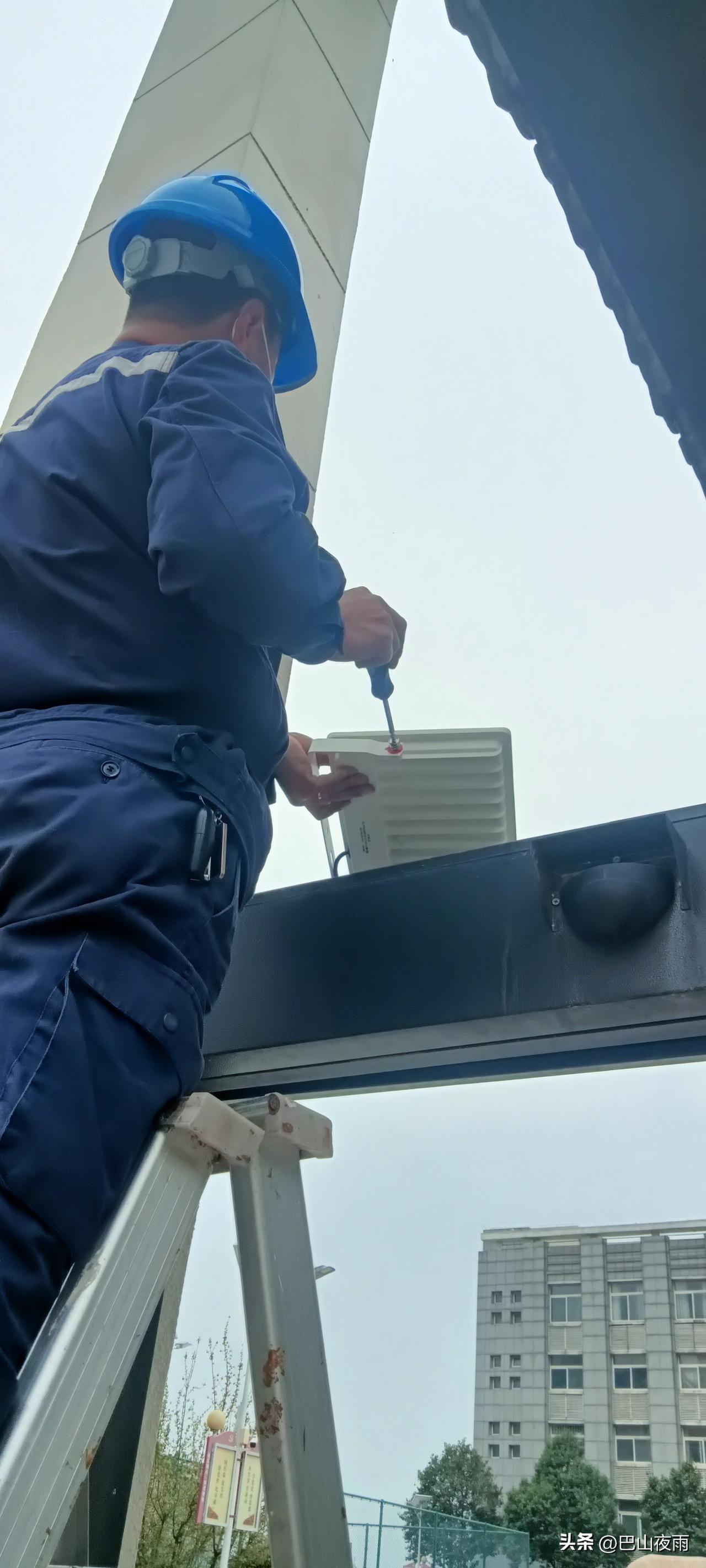 平凡岗位上的微光
 
站在梯子上拧紧每一颗螺丝，认真对待每一次检修。
没有惊天动