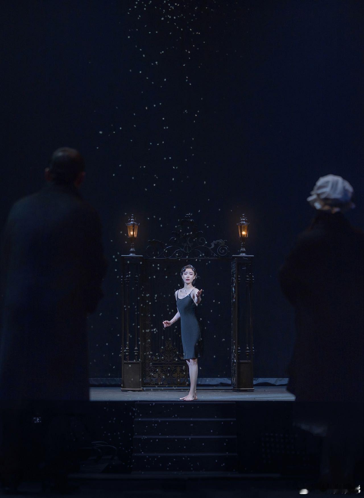 曼妙迎来了真正的主人倪妮 看她走路的样子，慵懒又挺拔，每个体态都透着独特的美感。