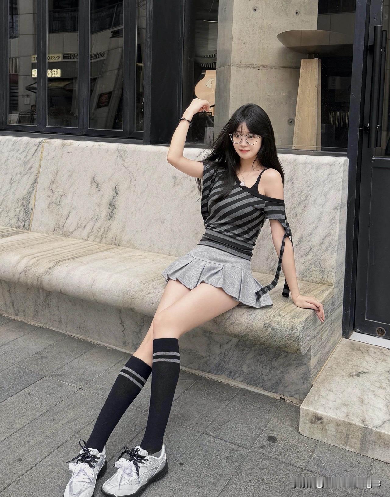 NBA的赛场上，巨星闪耀，而库里就是那独特的存在。他没有詹姆斯的身体碾压，也没有