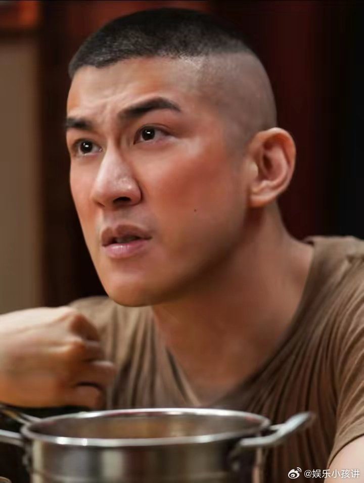 李治廷估计也猜到了，很多人看完《欢迎来龙餐馆》的评论，肯定会有一些网友觉得饰演A