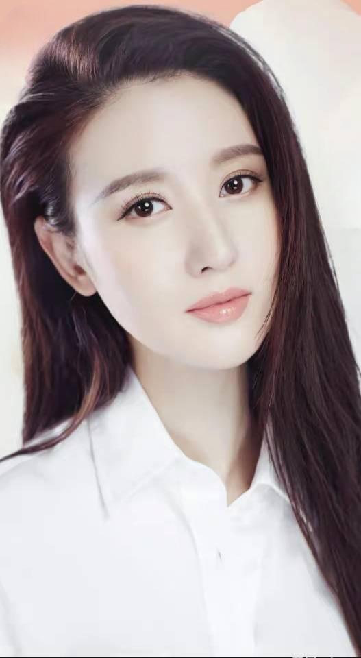 张萌，内地女演员、制片人，环球小姐中国区冠军出道。凭借《神话》小月一角深入人心，