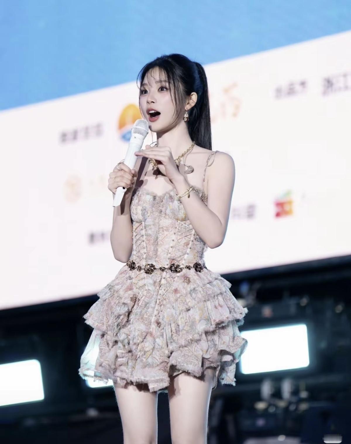 舞台上的姚晓棠，就是自带光芒的小太阳[赞]姚晓棠的歌声，永远是我的治愈良药[给力