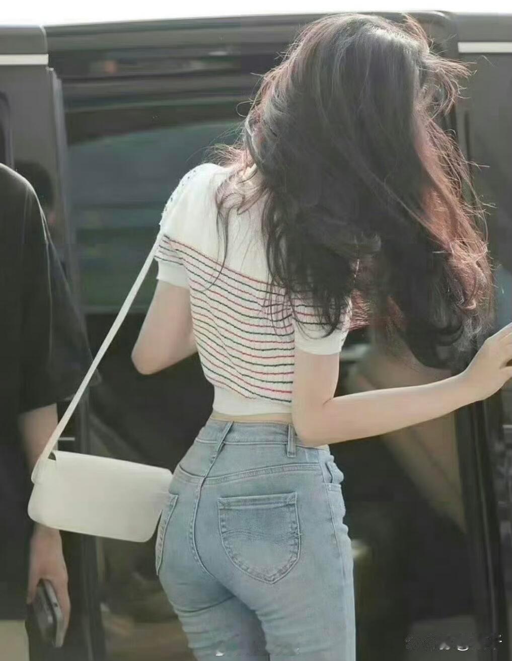 谁能不被张予曦的路透身材戳中！完美腰臀比线条流畅又紧致，真的太绝啦，妥妥的行走的