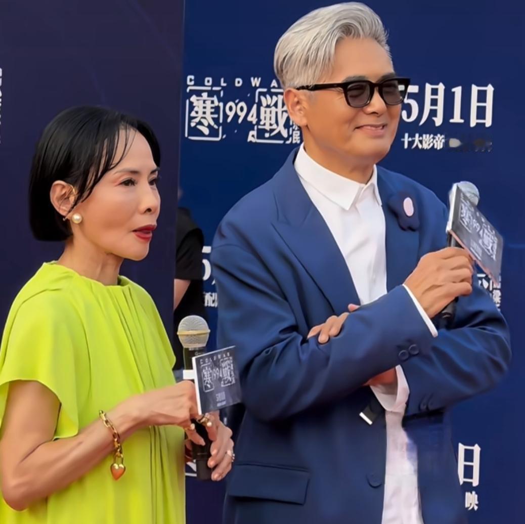 罕见周润发和妻子陈荟莲五一黄金周参加话动同框，一个帅气一个优雅。

二人周身散发