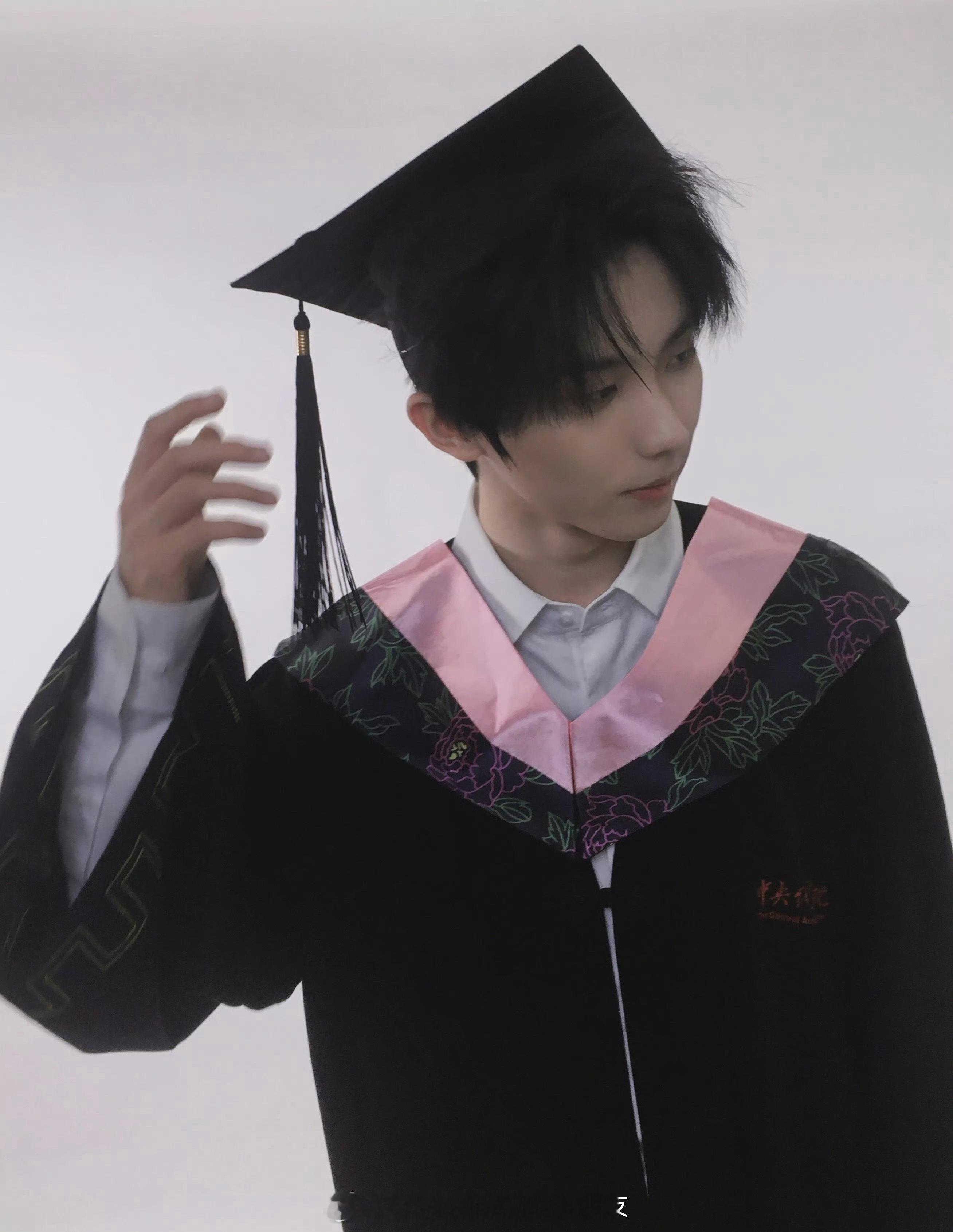 马嘉祺晒出毕业照，正式从中央戏剧学院毕业啦🎓！学士服造型在胶片质感与光影交织下