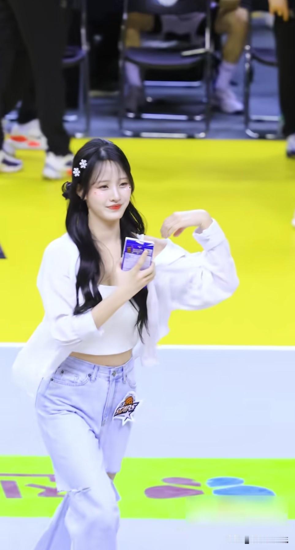 韩国女啦啦队员郑雪雅，跑起来像一只小肚子，这大概就是青春最好的绽放，太有活力了啦