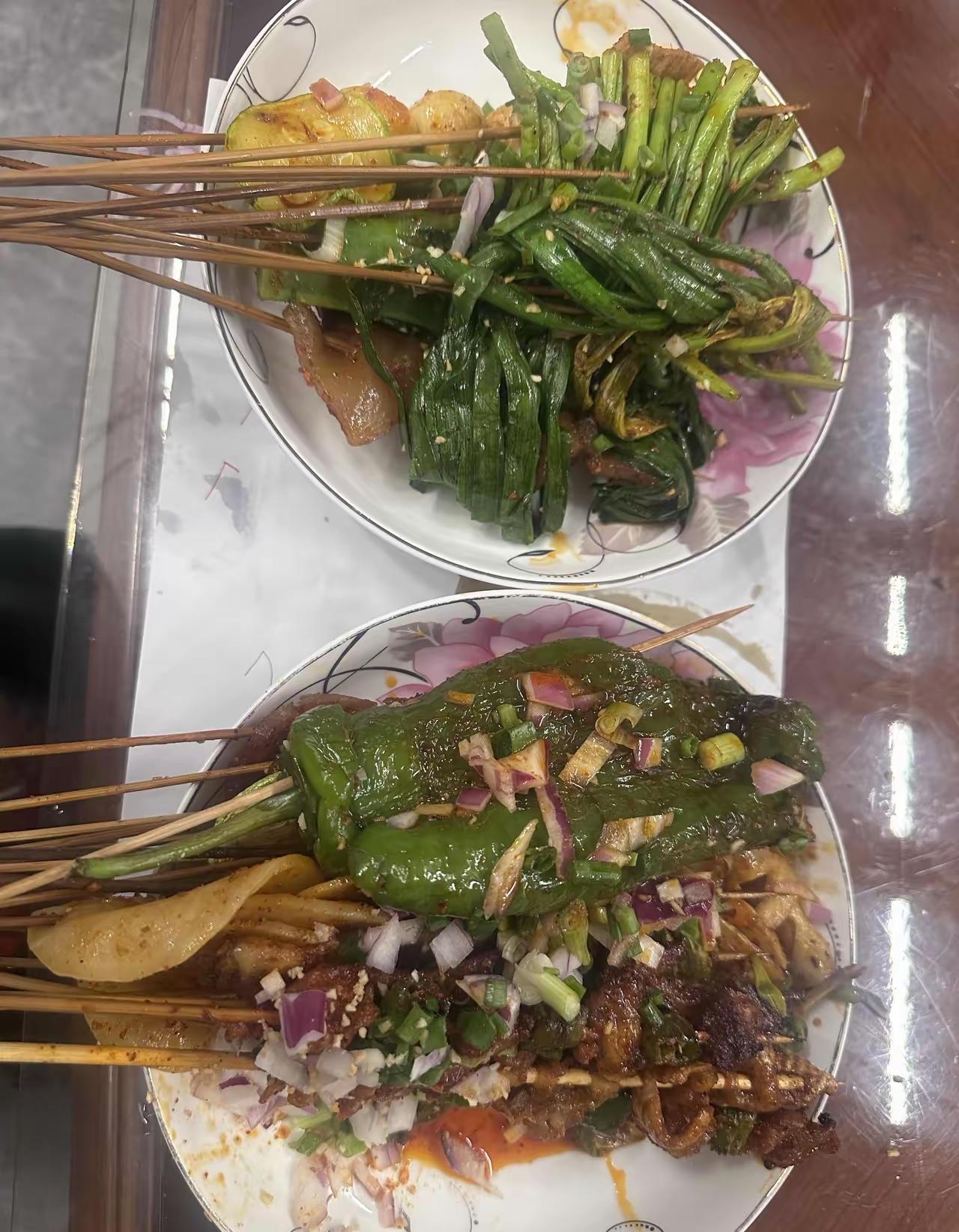 现在的烧烤摊真的不敢吃，太贵了，就点了两盆烧烤，大部分还是素菜，结账的时候老板说