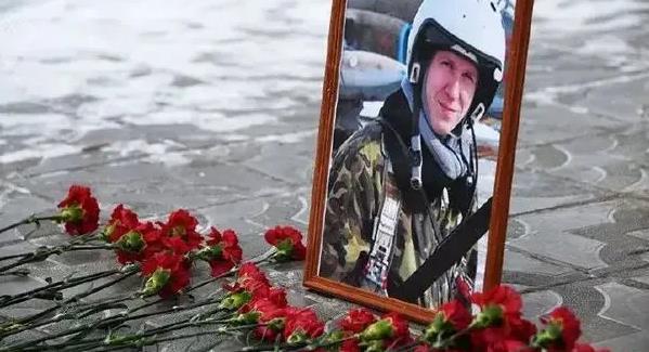 2018年，俄罗斯少校拉响了手雷，与叛军同归于尽。然而没想到，牺牲后，俄少校的遗