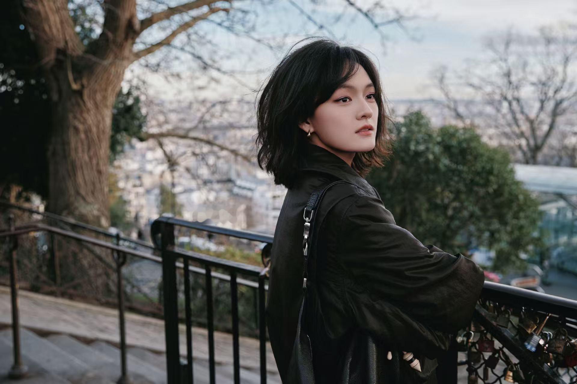 文淇好有生命力的美 文淇的美是流动的、生长的！巴黎街拍里她与城市自然交融，少女的