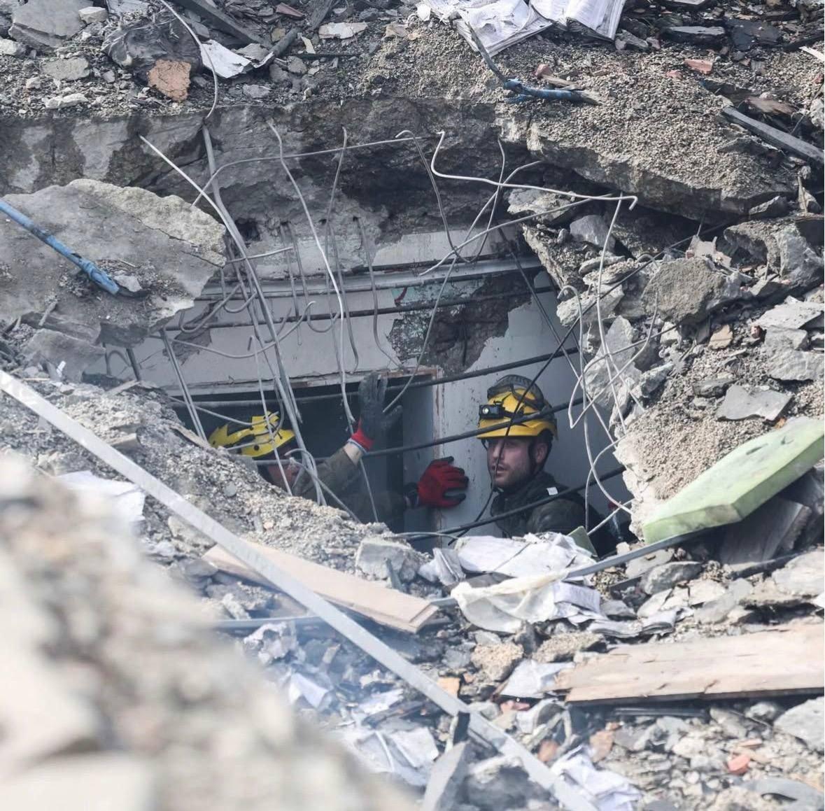 四张图片，描绘了以色列城市地区废墟和火灾中救援人员的场景，记录了2026年3月2