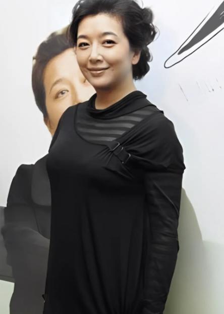当年，30 岁的靳东爱上了 39 岁的江珊，江珊半推半就地说:“我结过婚，生过娃