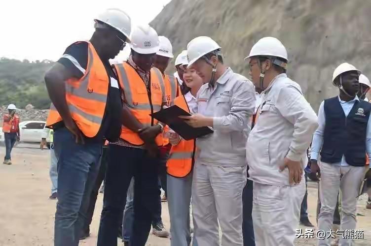 非洲的路是中国修的，电网是中国拉的，医院是中国建的，可是在网络上说咱们好的并不多