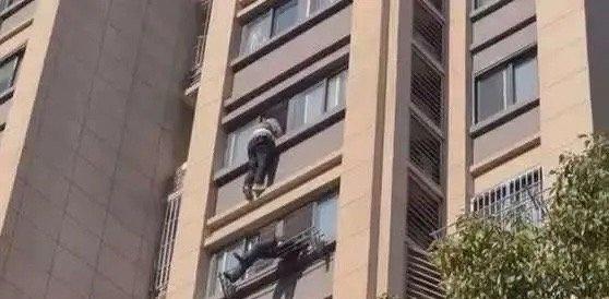 江苏一保安，和同事在小区巡逻时，忽然看到有个80岁老人被困在7楼晾衣架上动弹不得