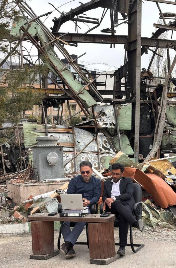 兄弟们，战后最感人的一幕出现了！伊朗教职人员在空袭后的废墟中上课德黑兰沙希德．贝