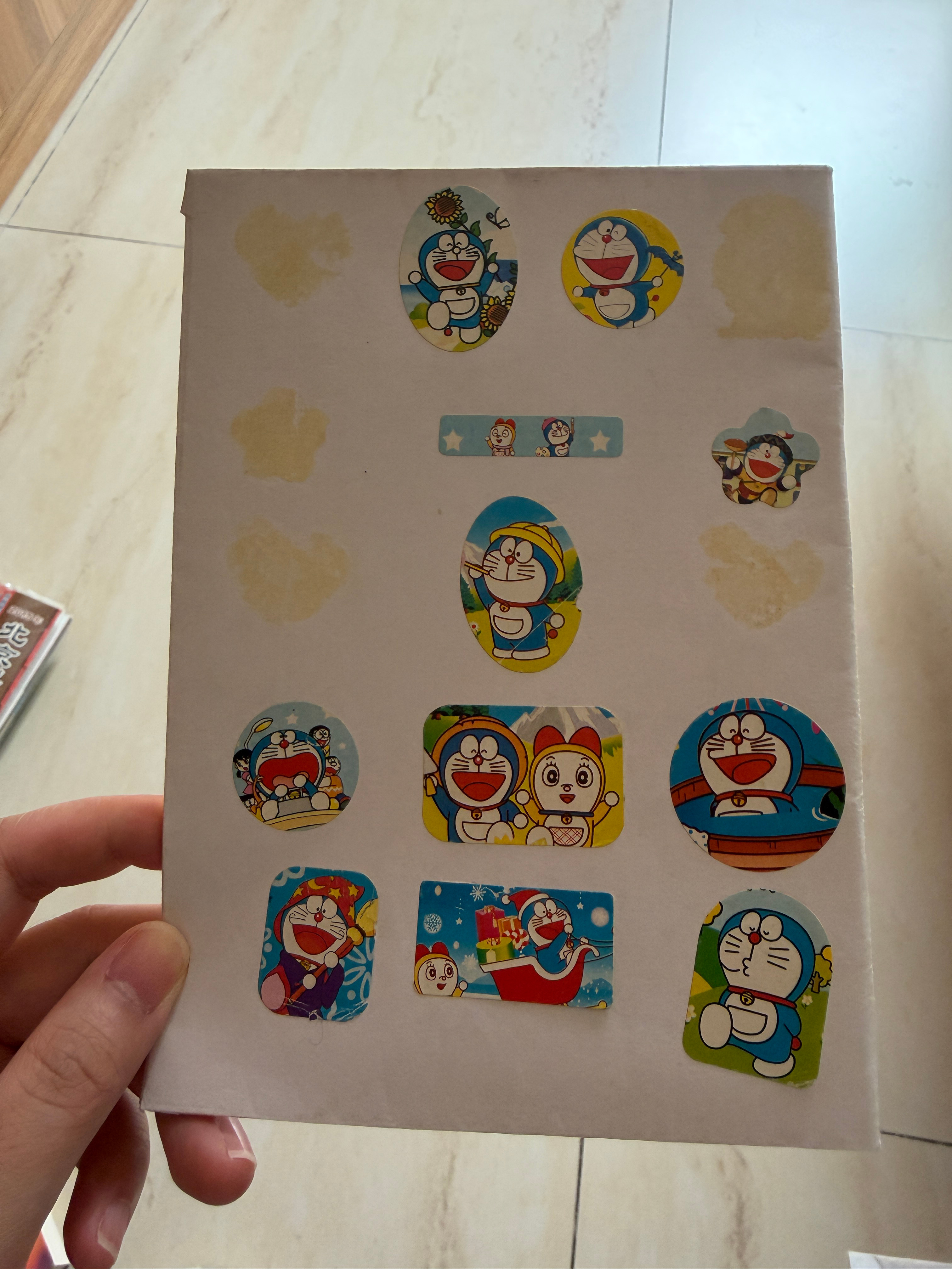 今天收拾东西发现了我小时候自己DIY的本，贴满了哆啦A梦小贴画，小时候就喜欢哆啦