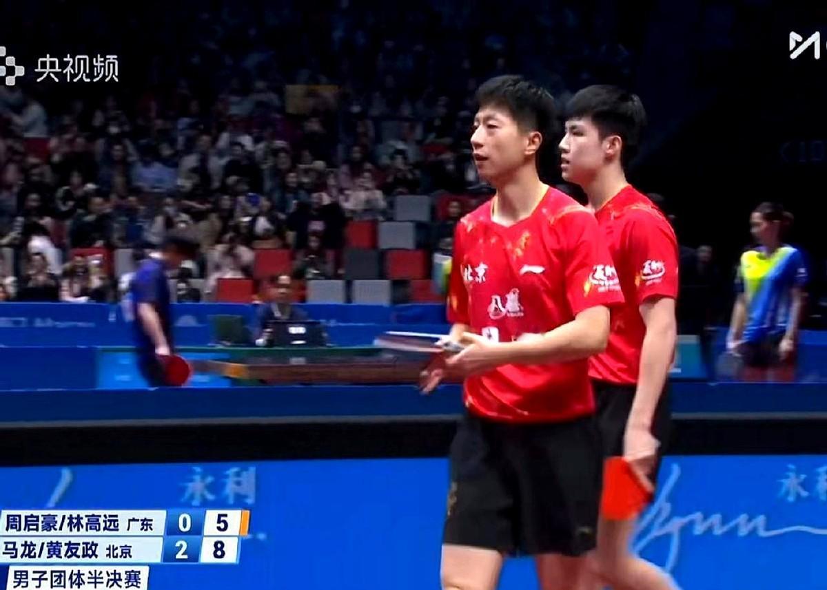 北京队今晚又变阵了。马龙搭档黄友政双打，王楚钦一单，对阵广东队。第一盘双打北京2