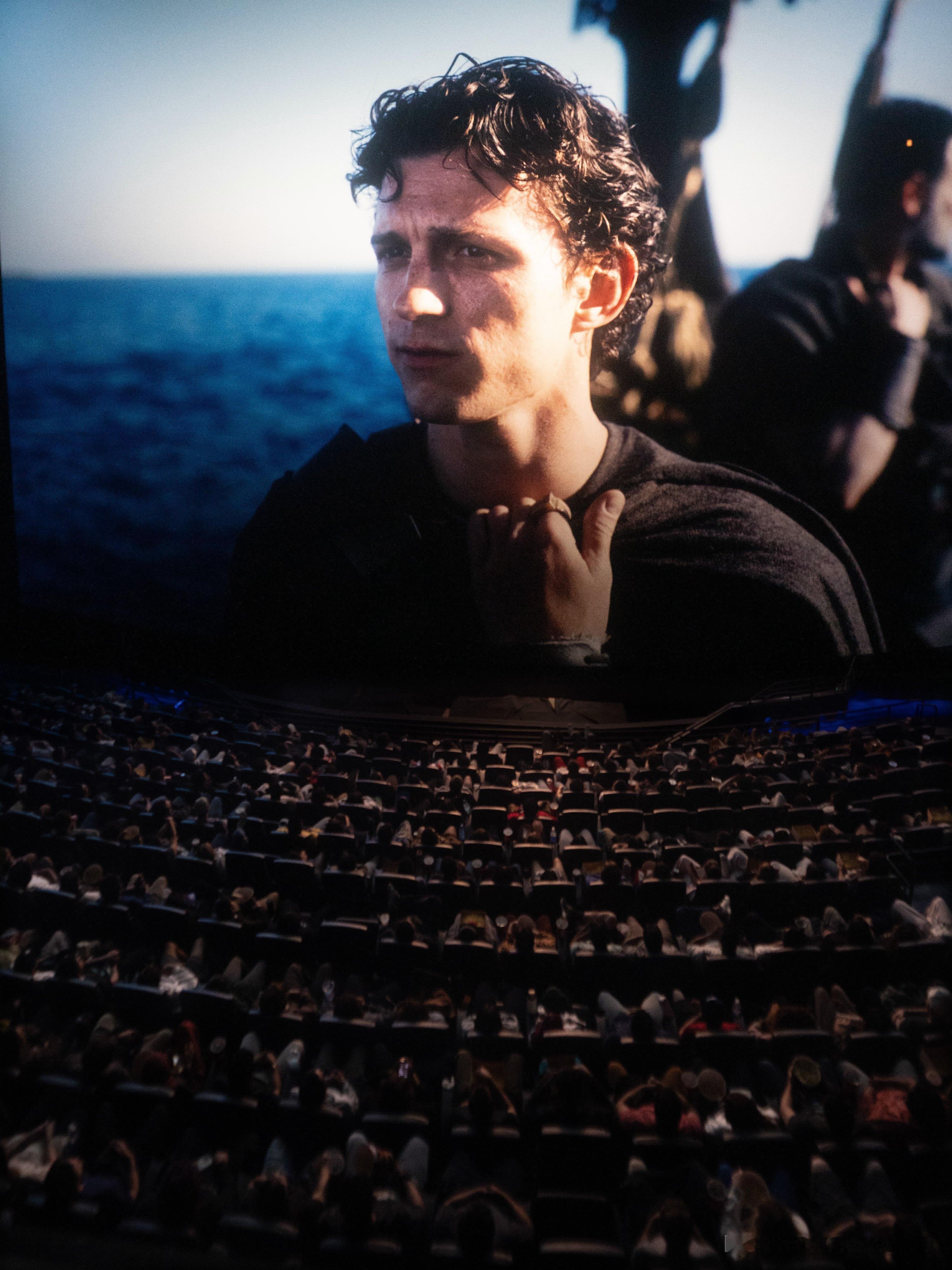 电影《奥德赛》分享的一组在 IMAX 70mm 胶片厅放映的实拍屏摄图集 ，有点