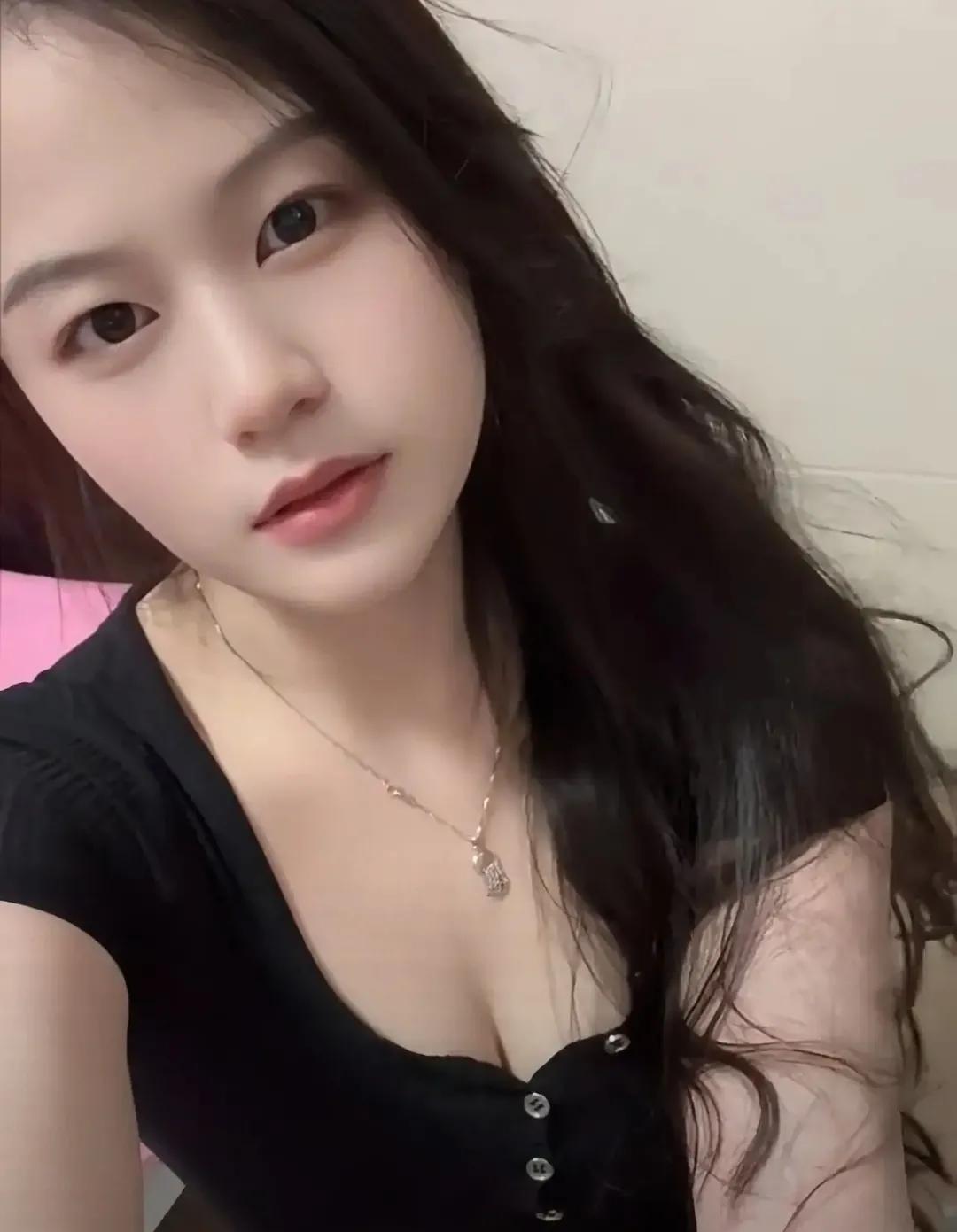 在这个年龄，她不再是青涩的少女，而是一位成熟优雅的女性。她的厨艺精湛，每一道菜都