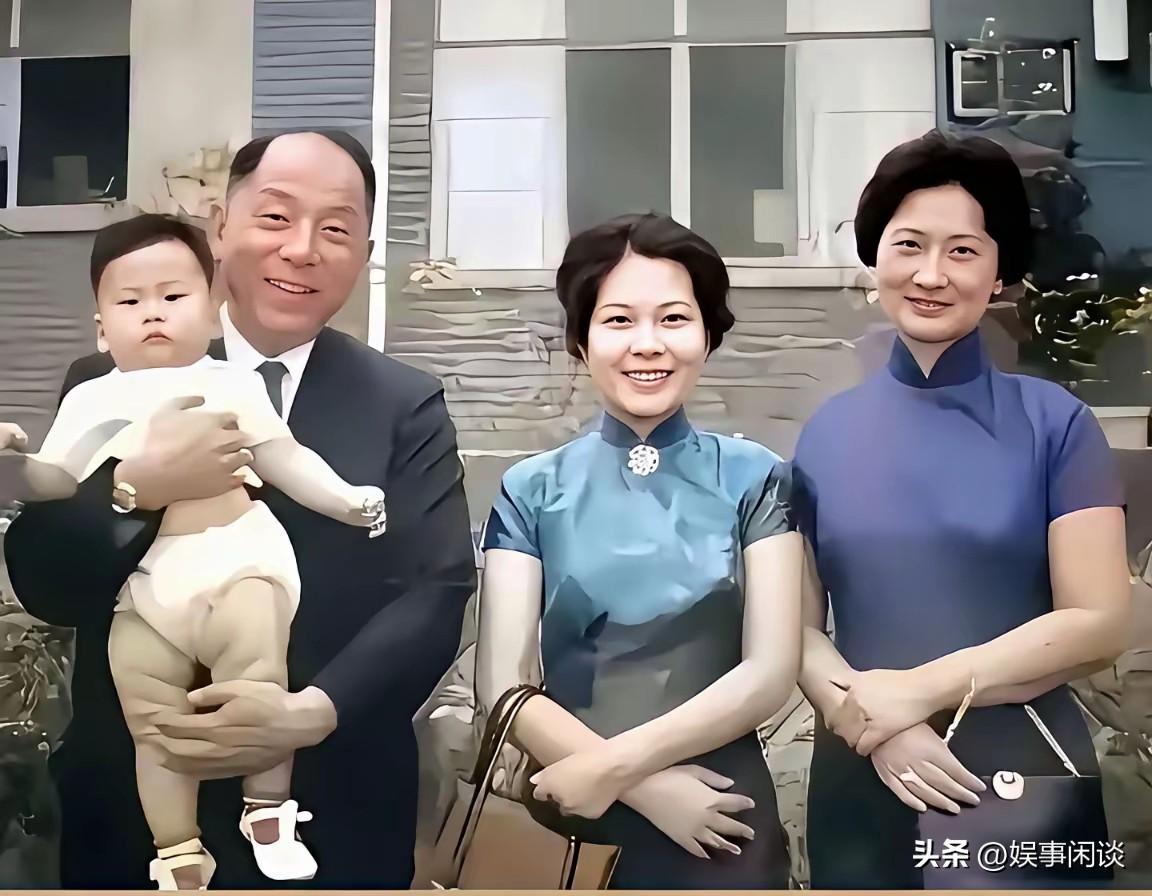 谁能想象叱咤一时的张学良晚年模样！1962年罕见老照片曝光，抱着小孙子温柔得不像