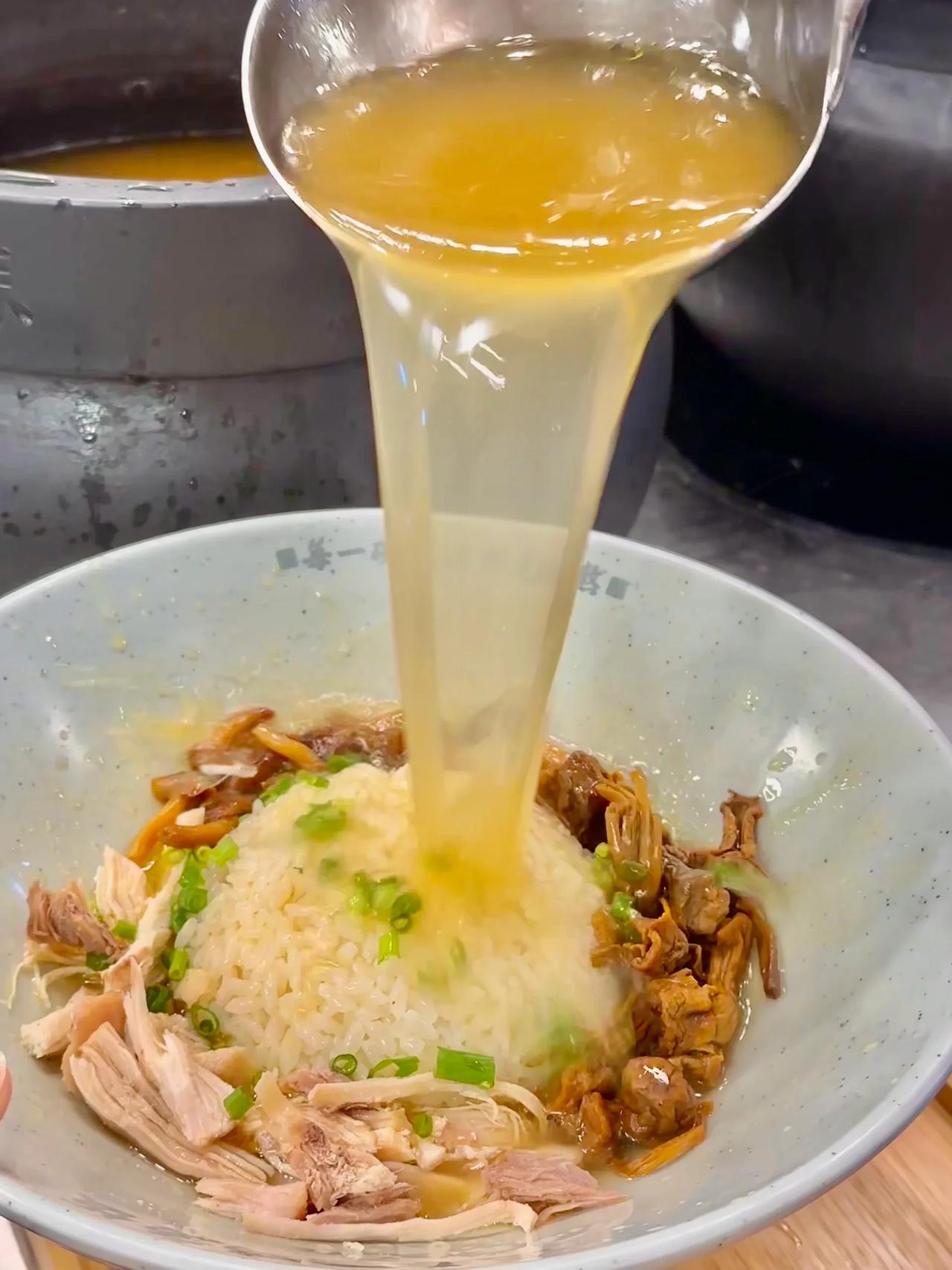 🥺有什么能比姬松茸鸡汤饭更好吃呢！

成都降温啦！🌬
🍃裹上秋衣，喝上一碗