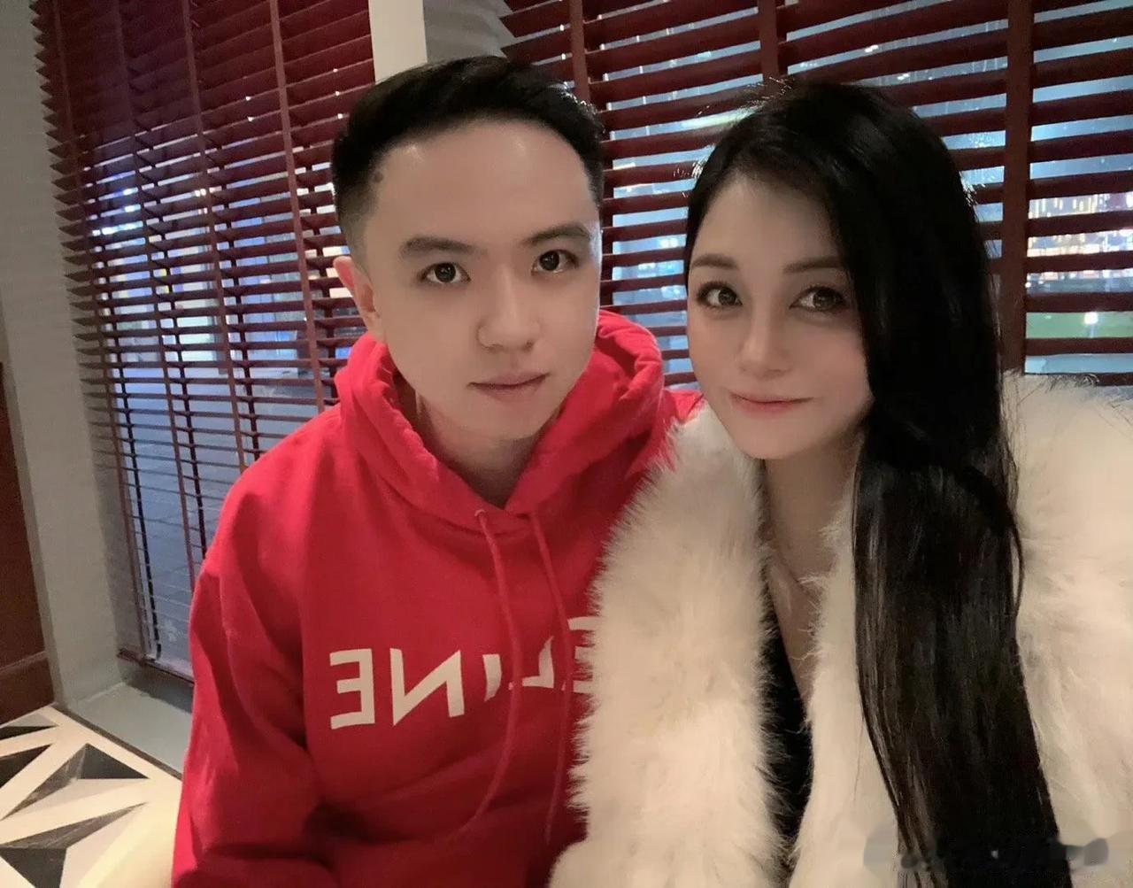 肖国栋昨天深夜在自己的自媒体账号晒出了与女友的照片，很多斯诺克球迷为他们祝福。
