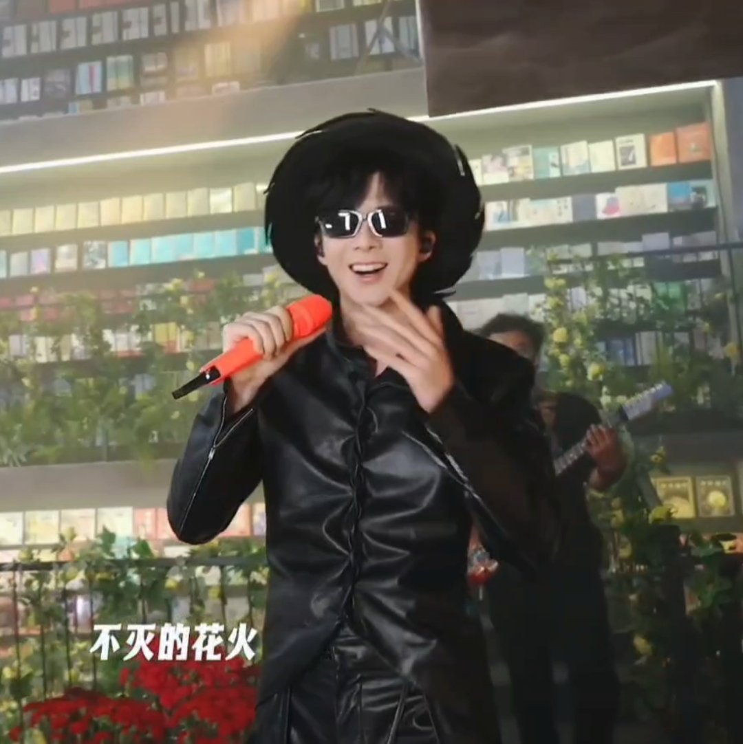 好喜欢~我们就开开心心的~看刘宇宁直播~和刘宇宁一起过节~817+七夕+康乃馨~