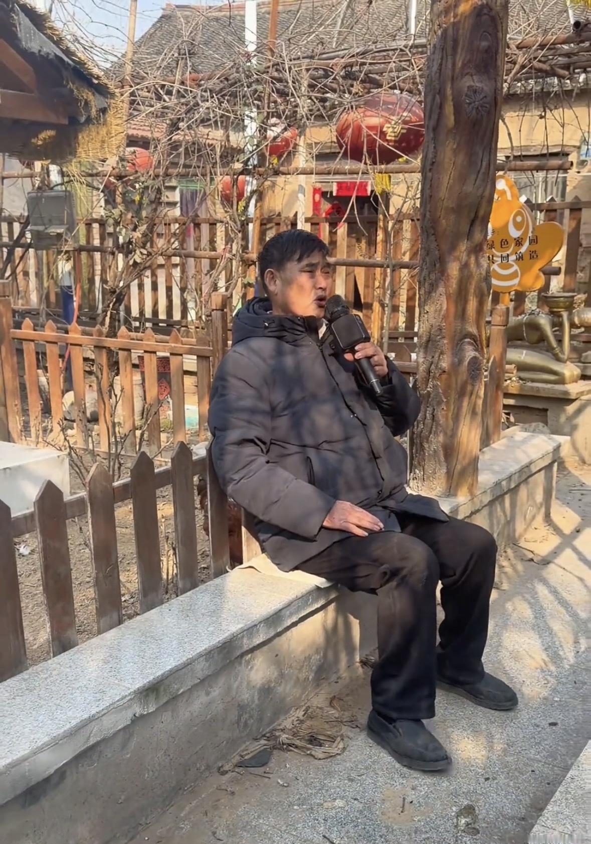 大衣哥坐在小院练歌，大衣哥的午后时光自己院里唱歌《夕阳红》。

老天赏饭吃，谁能