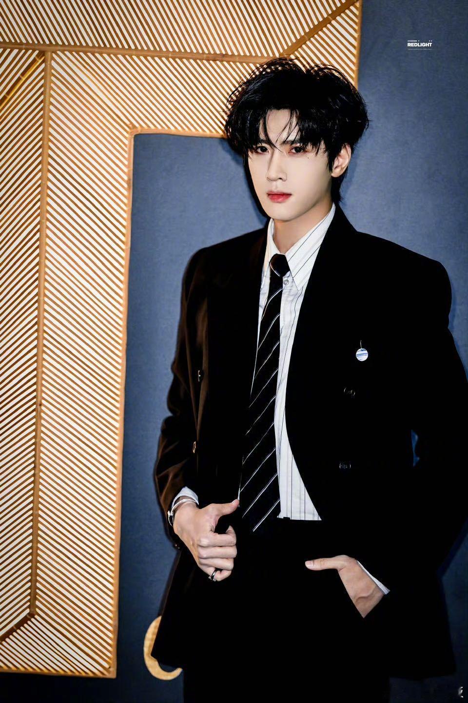 展轩黑西装条纹领带体制内感展轩T风格论坛红毯生图咱就说就这个展轩帅啊，黑西装条纹