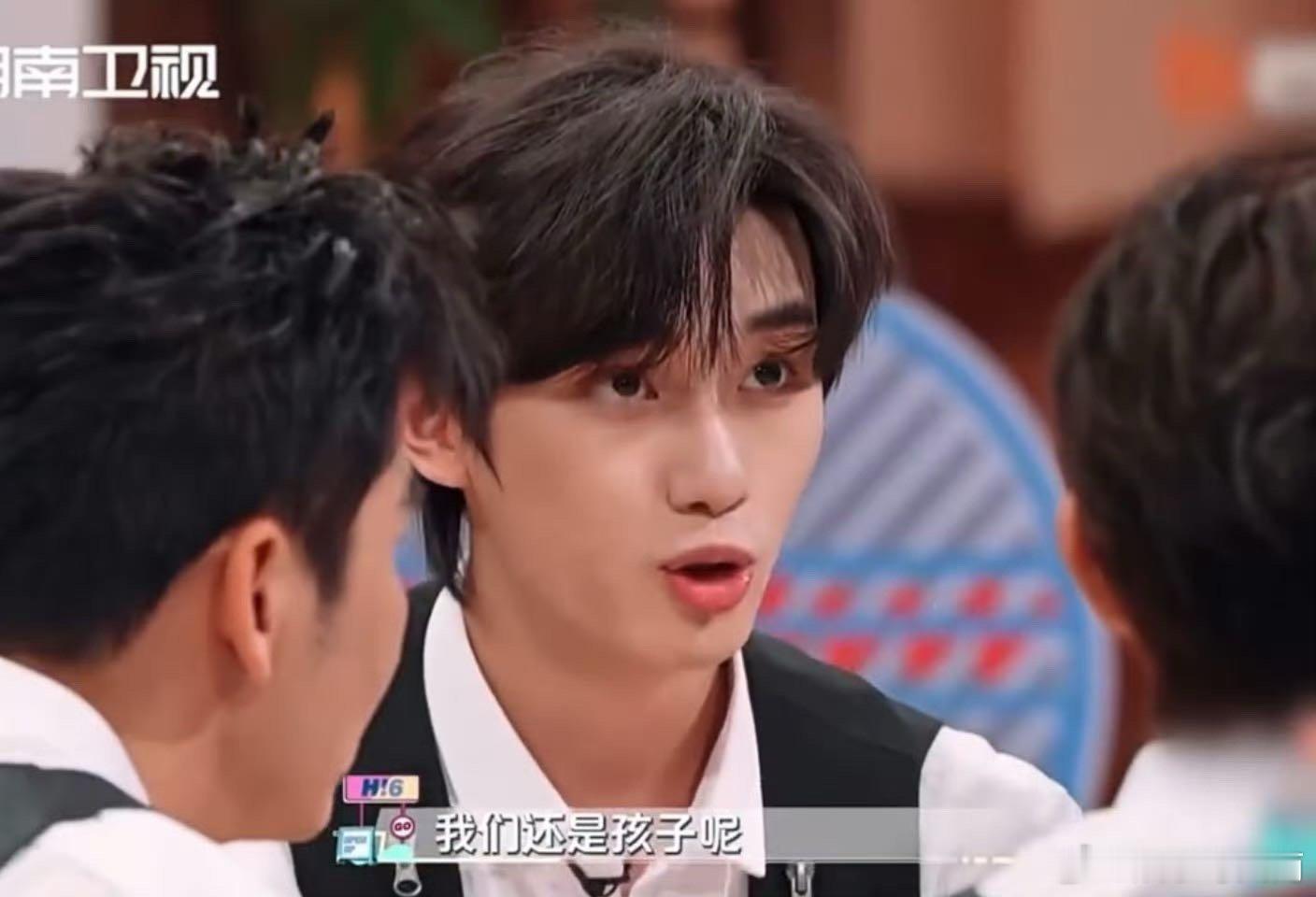 丁程鑫 你稍微破坏一下他发型好不好  丁程鑫的举动，王勉的话，充满喜剧效果。 