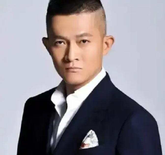 2002年，22岁的杨志刚在新戏片场，被导演当众骂。

那个骂他的人是他亲哥郭靖
