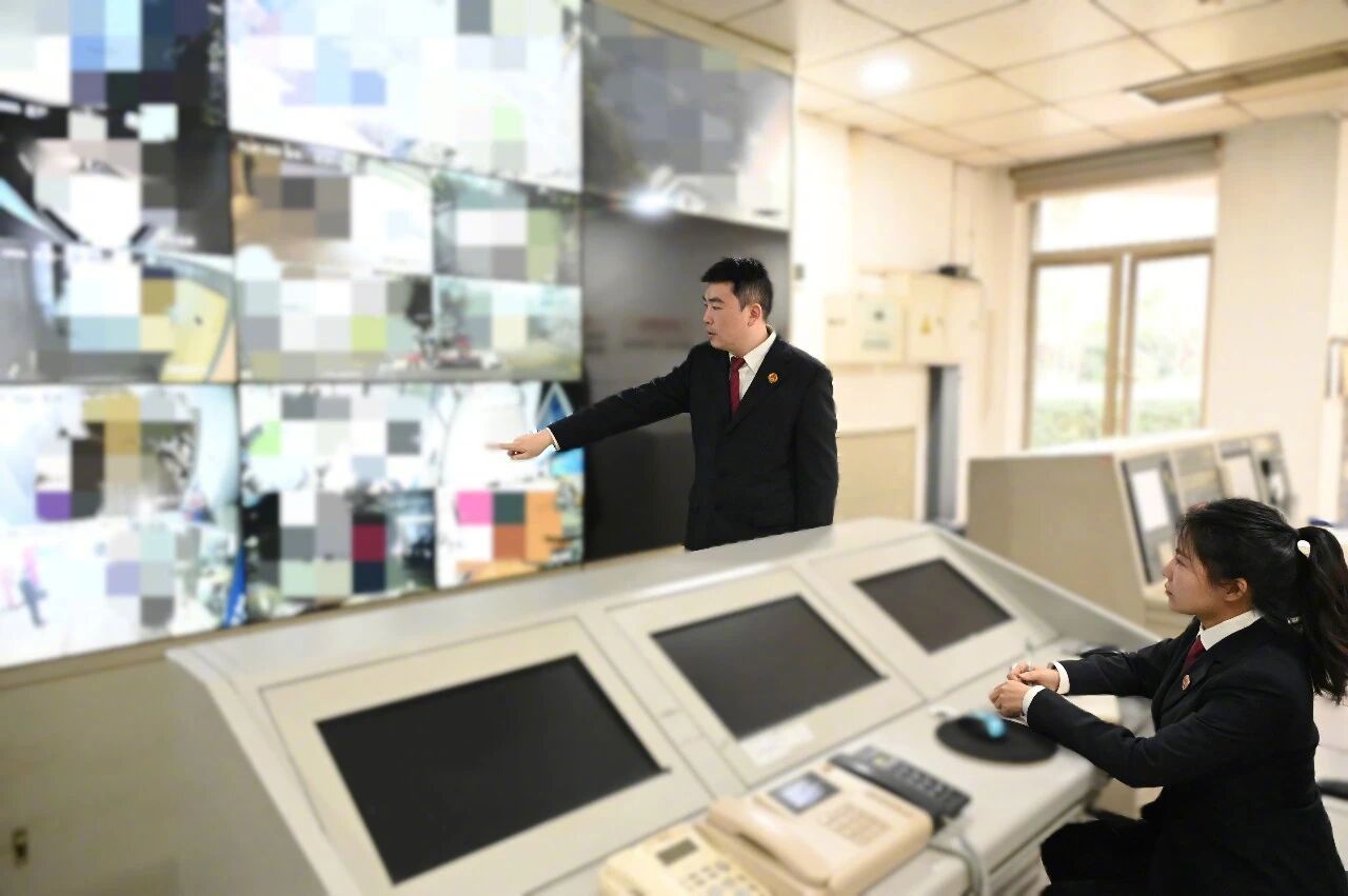 【5名外卖骑手砸折手指骗保获刑】一次普通的送餐，一次“意外受伤”，申请数额可观的