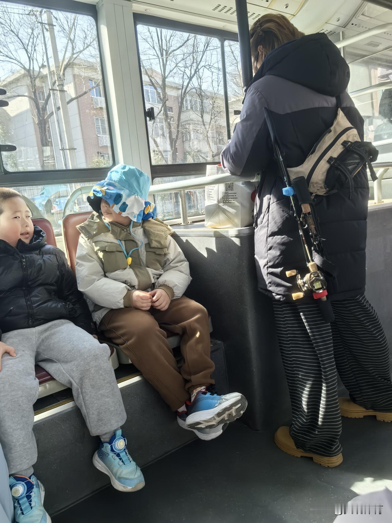 大年初七的早上，在公交车上看到一个打扮精致，背着钓鱼准备的二十多岁的漂亮干练的女