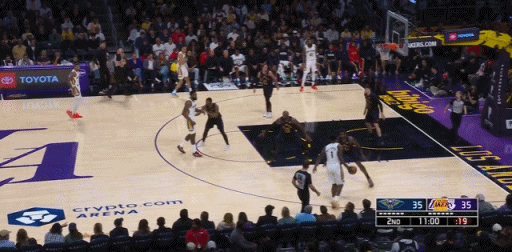 感觉詹姆斯今天状态不错，第二节还剩4分钟左右，8中6砍了16分今天准备超越天勾，