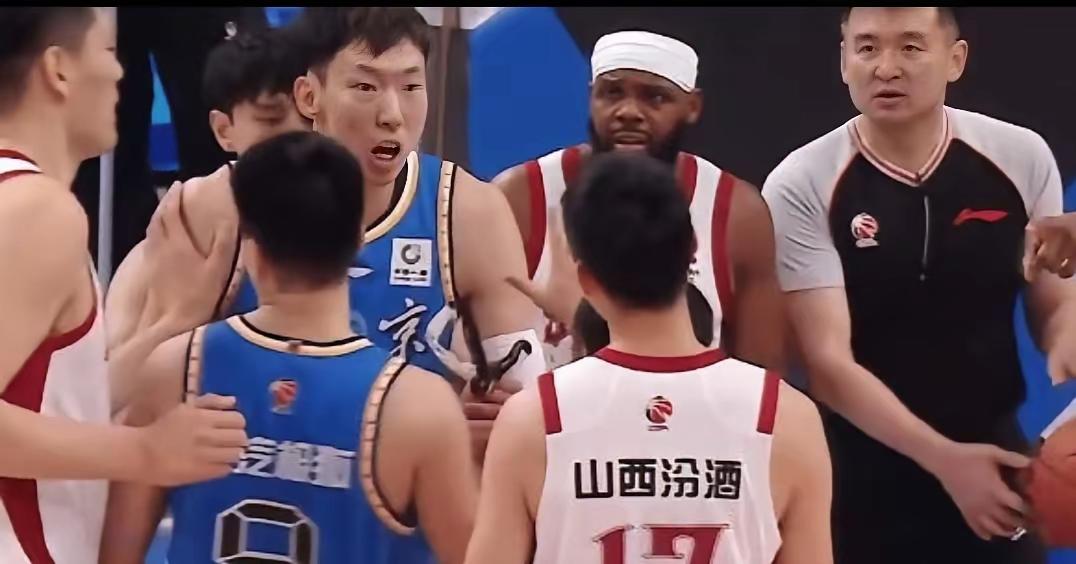 周琦哪来的这么大火气，主场对阵山西队，央视直播。本来北京北汽本应一场赢球提高士气