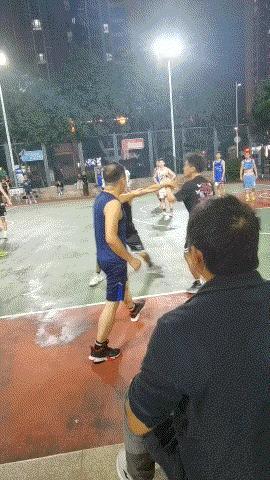 打球打不过就打架，打几拳出口气就算了，抱摔之后还补拳！我看是要进ICU病房了[泪